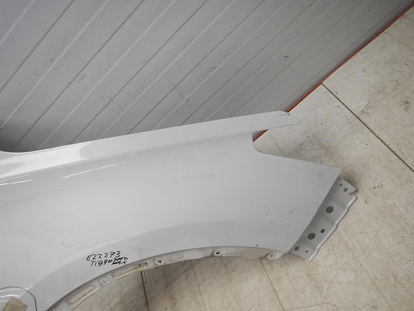 Крыло переднее правое