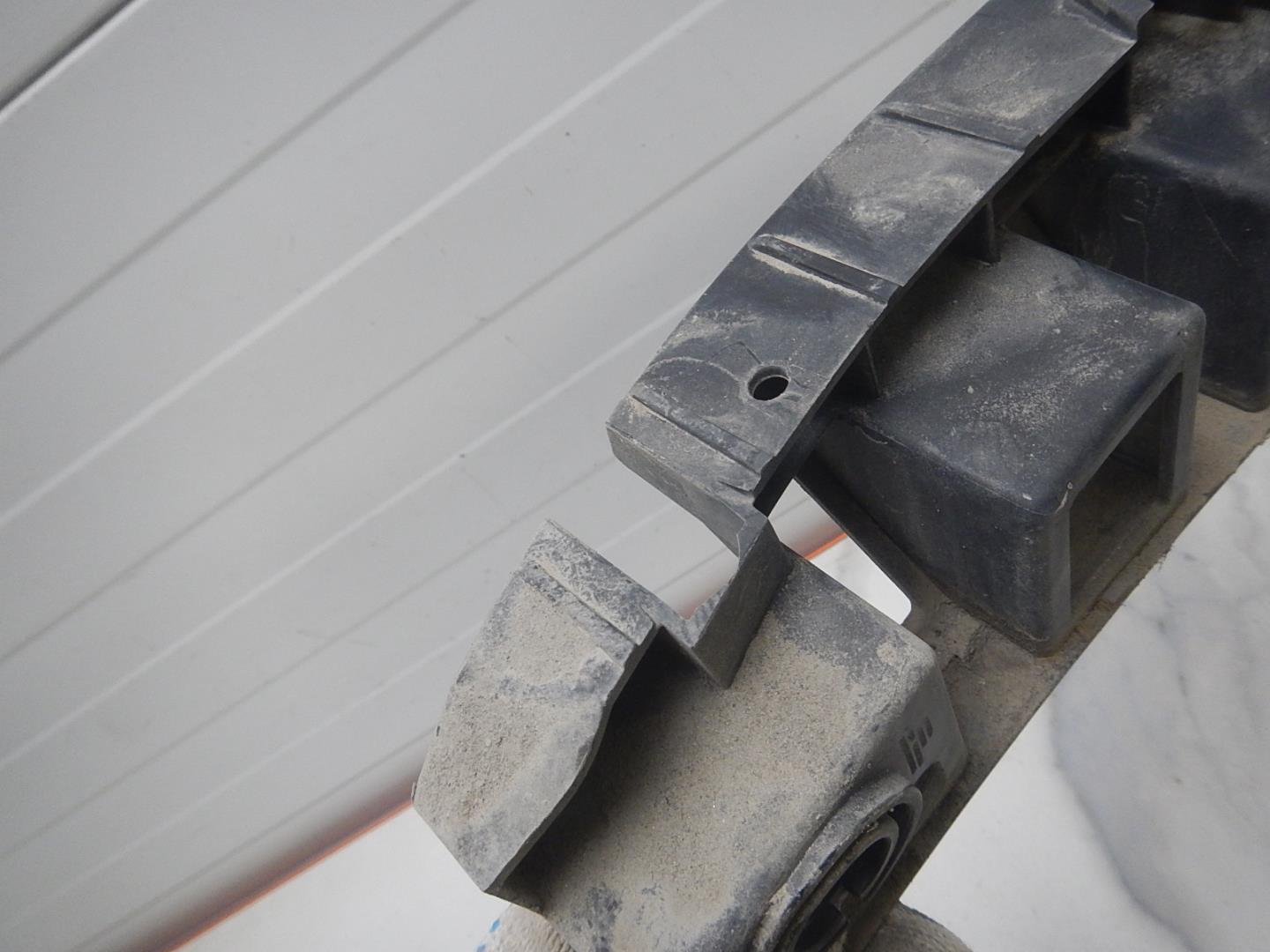 Кронштейн заднего бампера правый