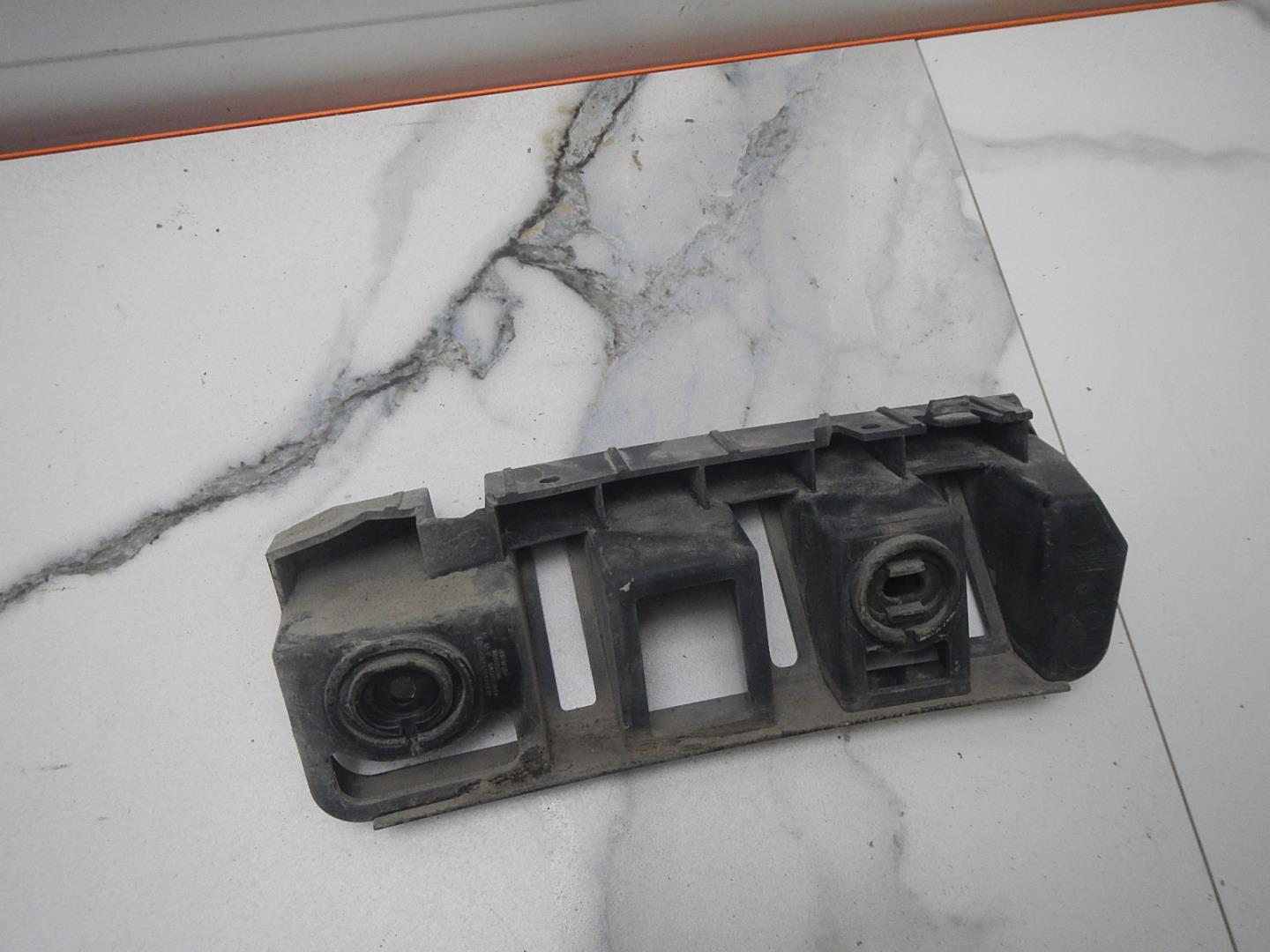 Кронштейн заднего бампера правый