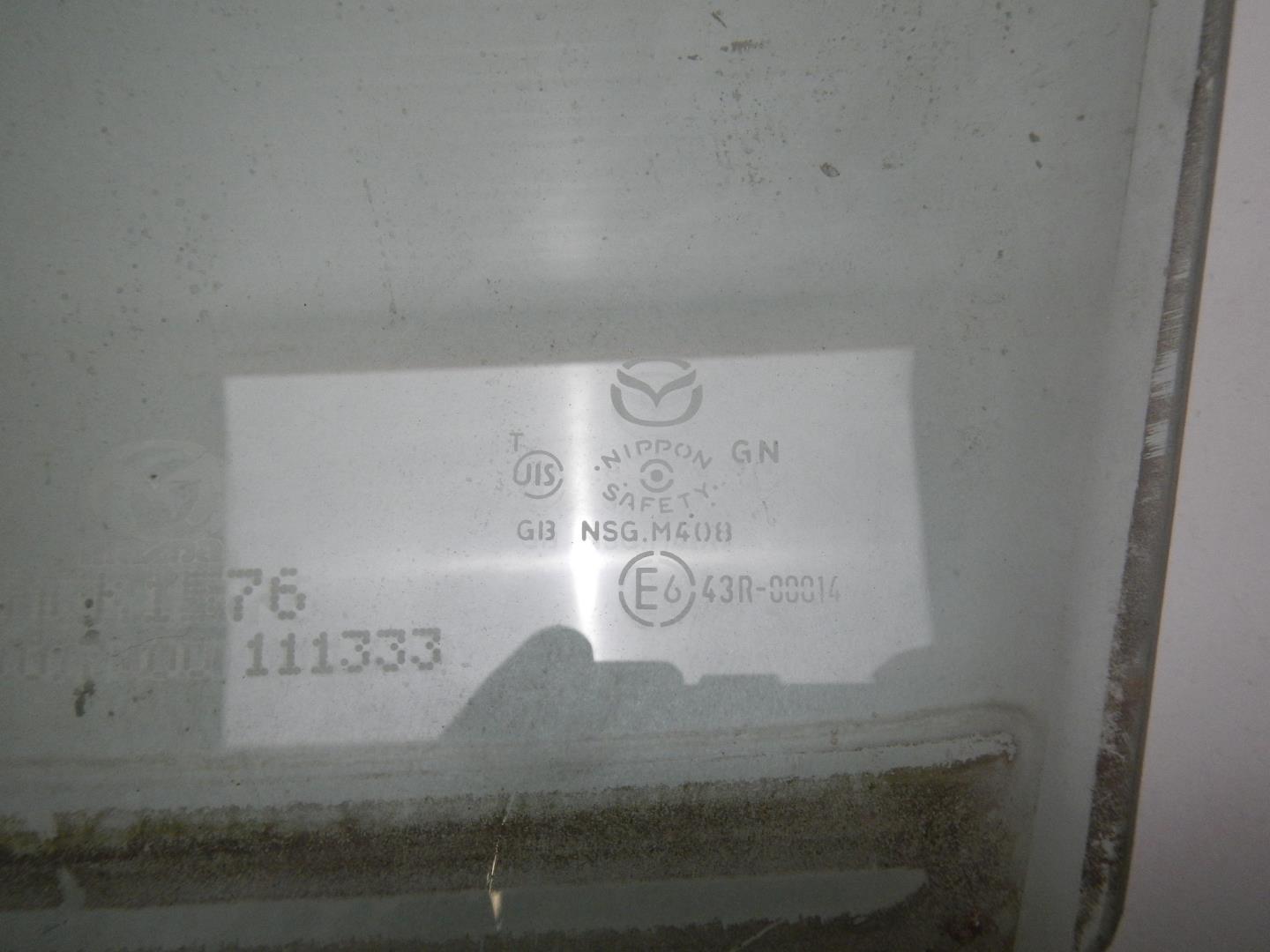 Стекло двери передней левой