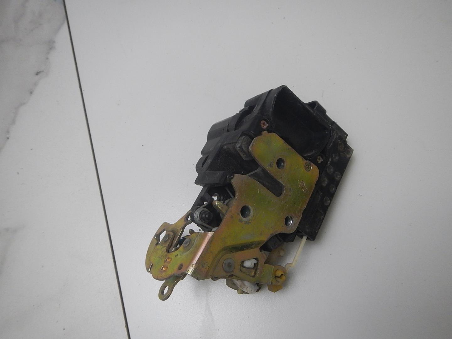 Замок двери передней правой