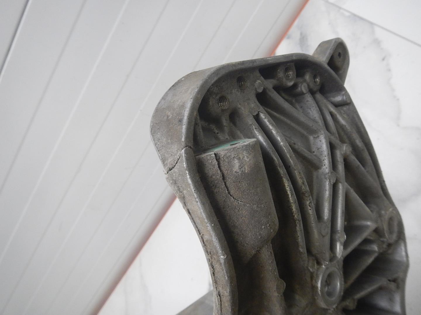 Кронштейн генератора