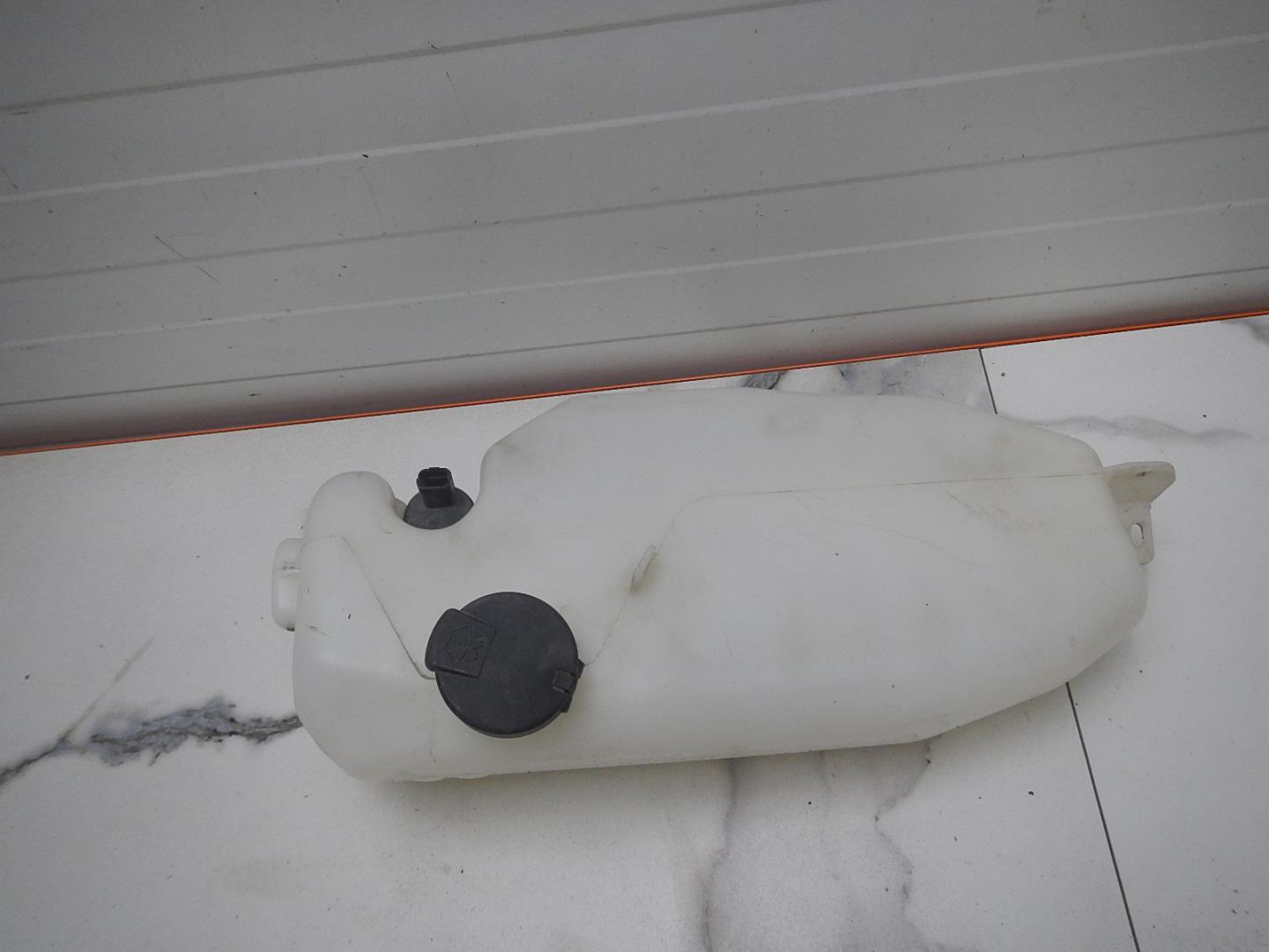 Бачок омывателя лобового стекла