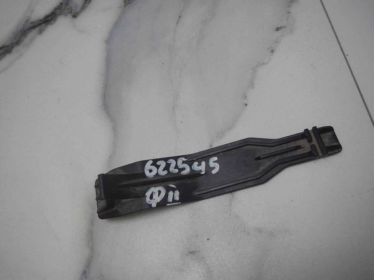 Кронштейн фар левый