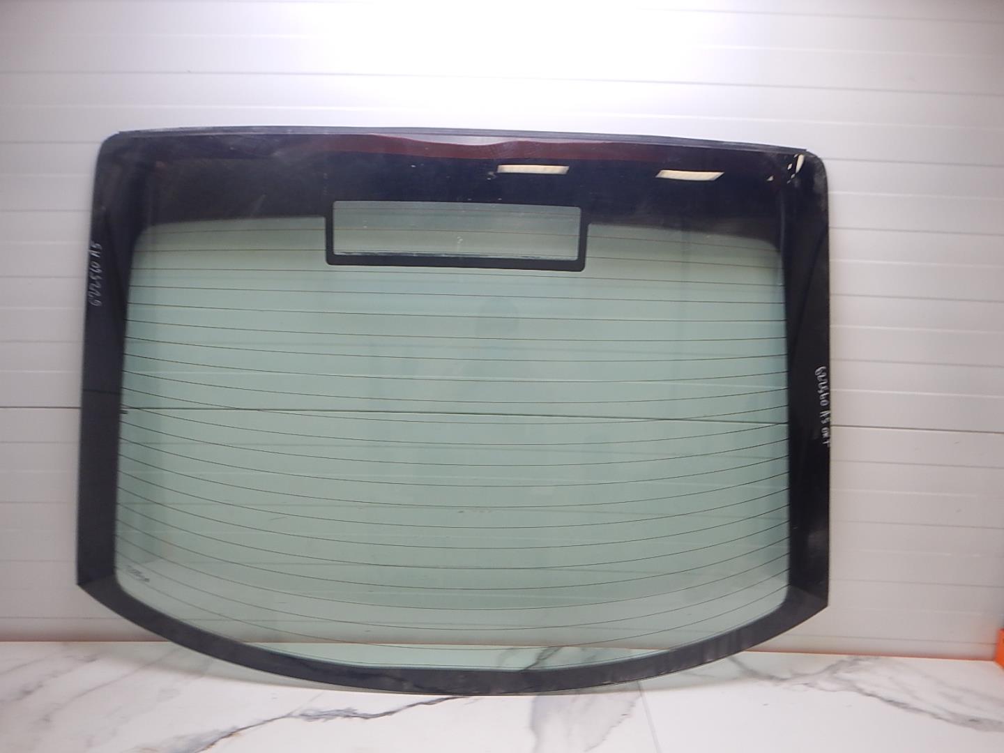 Стекло двери багажника