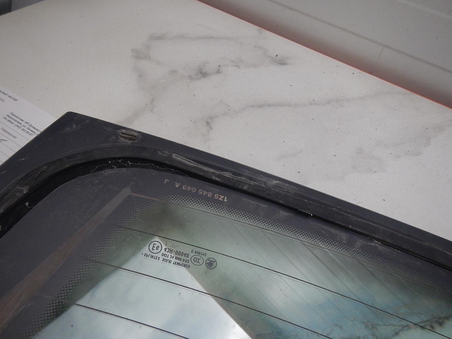 Стекло двери багажника