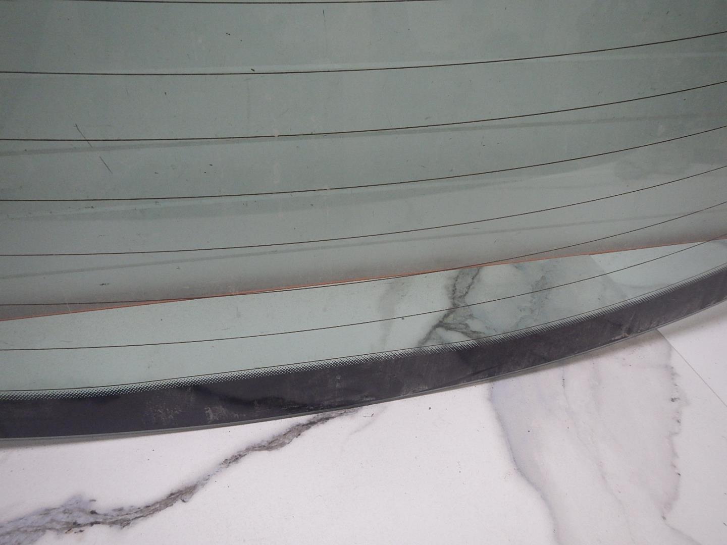 Стекло двери багажника