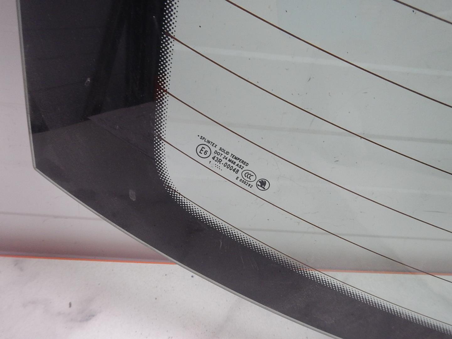 Стекло двери багажника