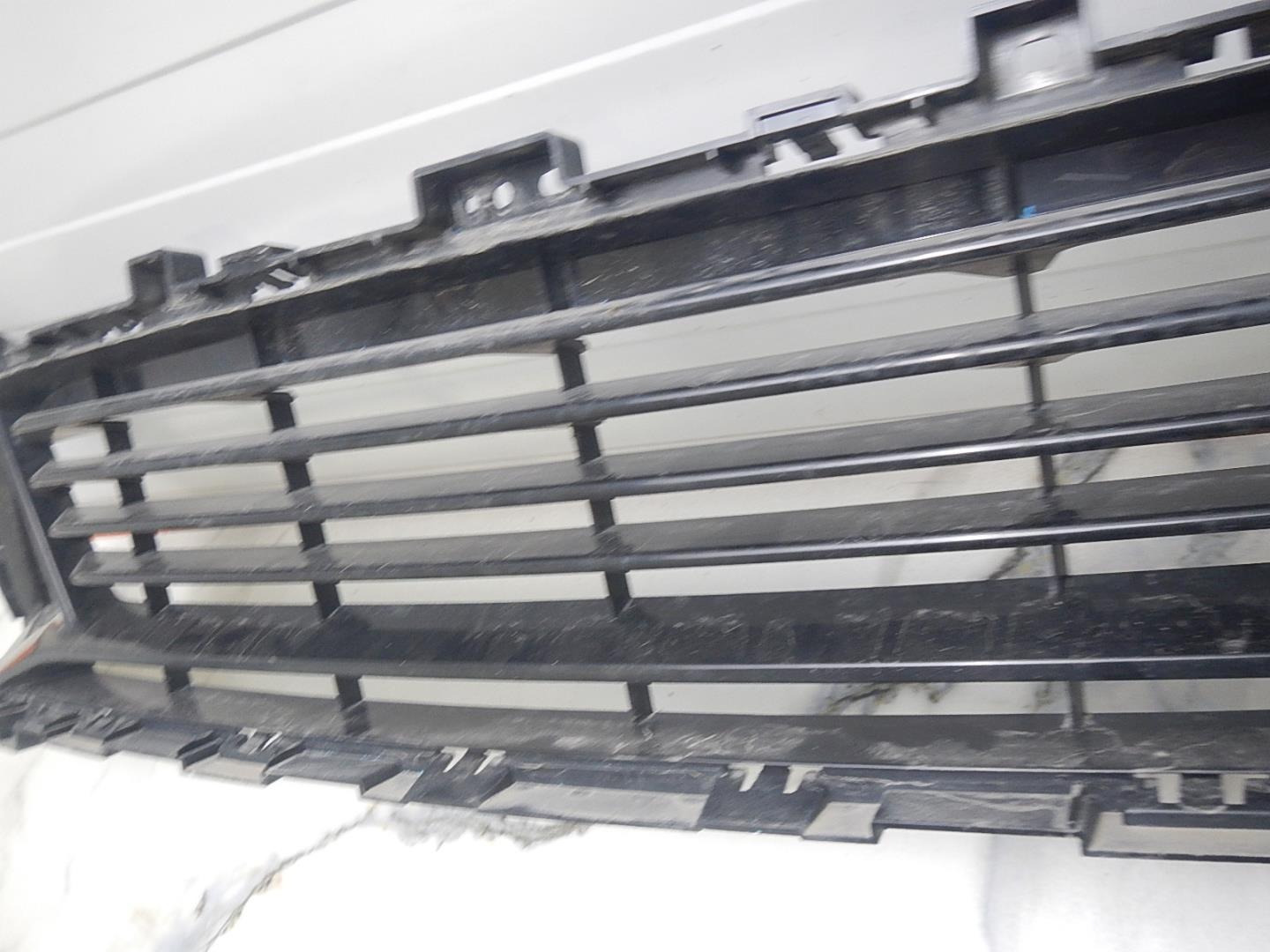 Решетка в бампер центральная