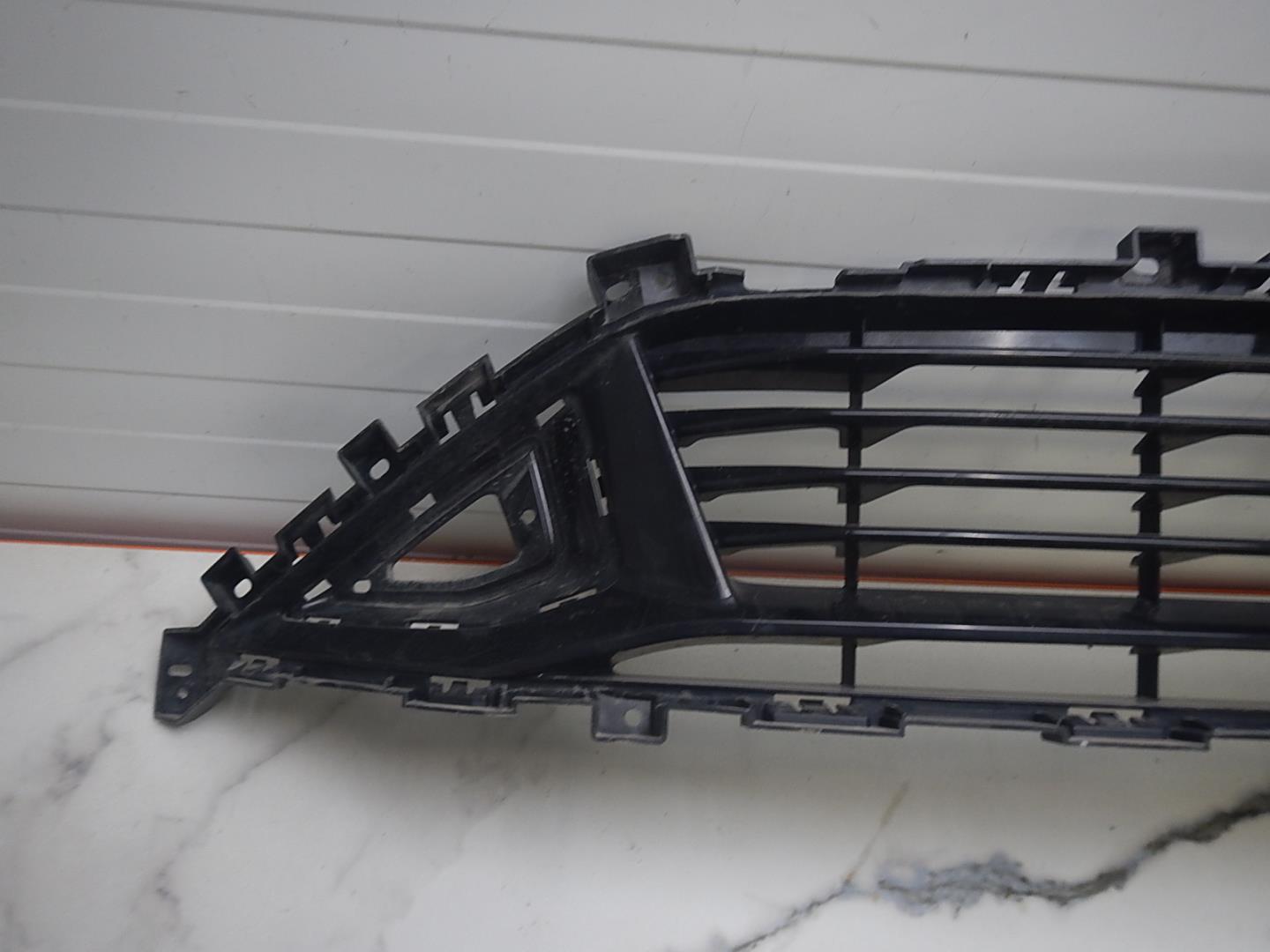 Решетка в бампер центральная