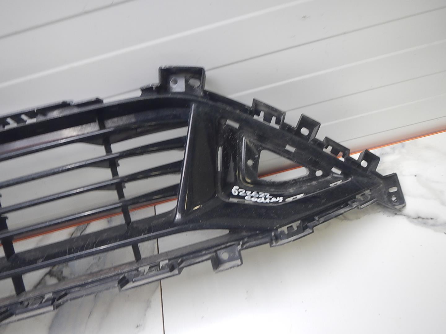 Решетка в бампер центральная