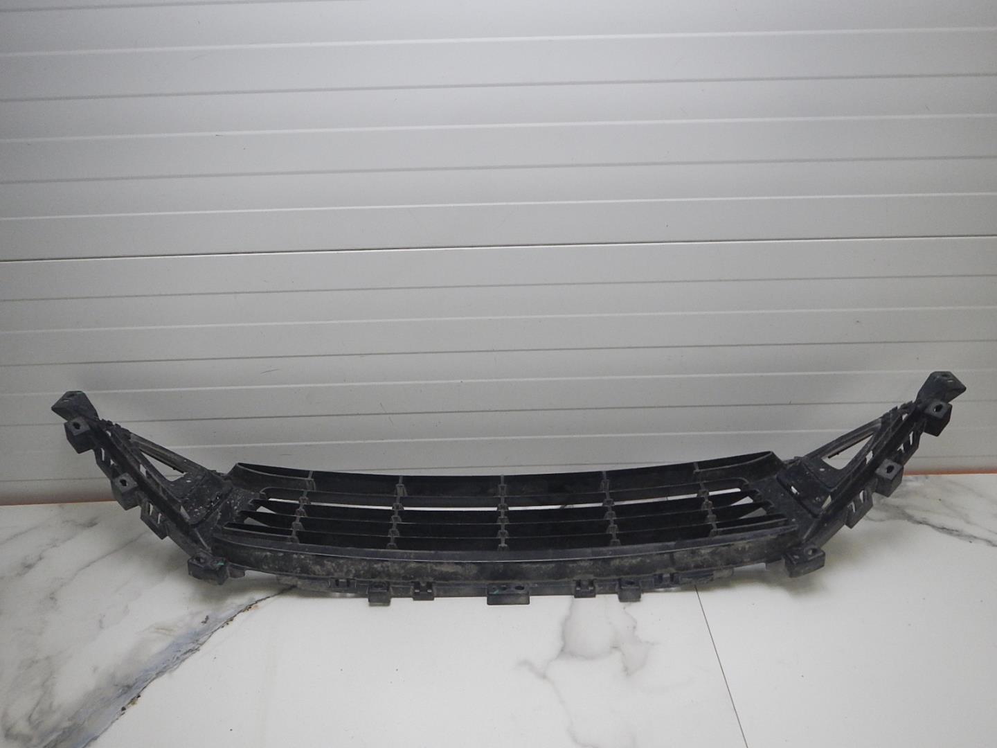 Решетка в бампер центральная