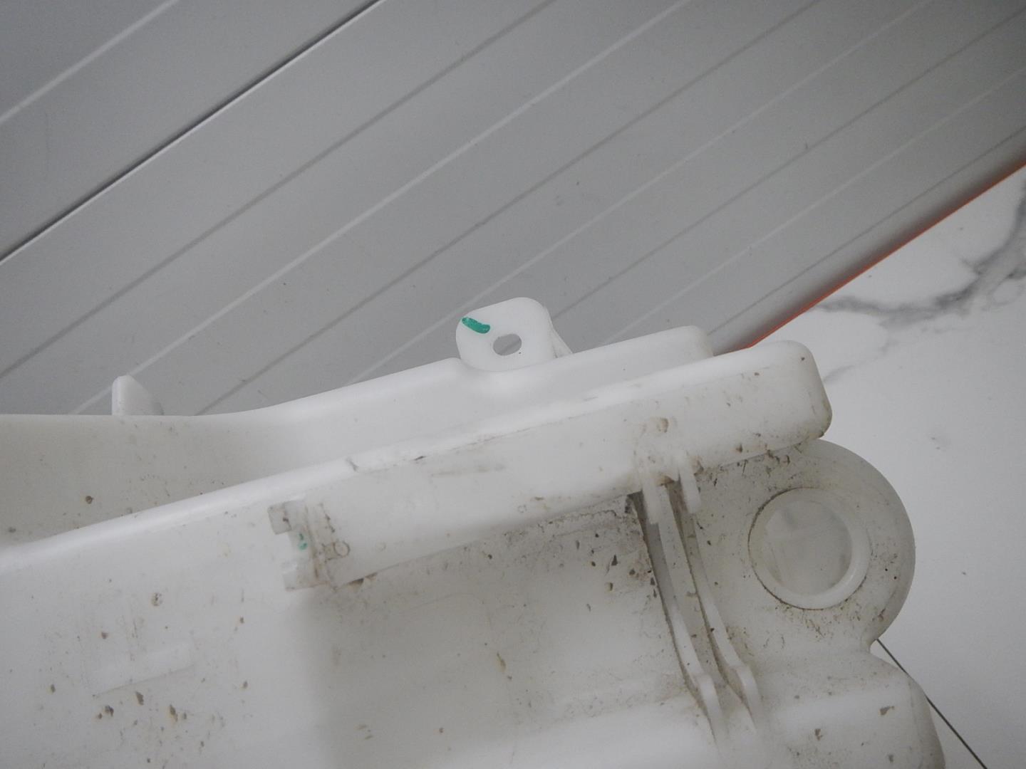 Бачок омывателя лобового стекла