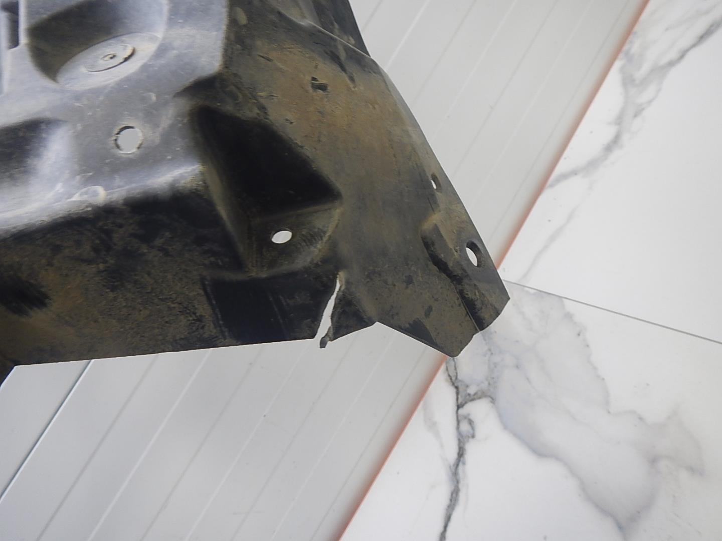 Кронштейн переднего бампера правый