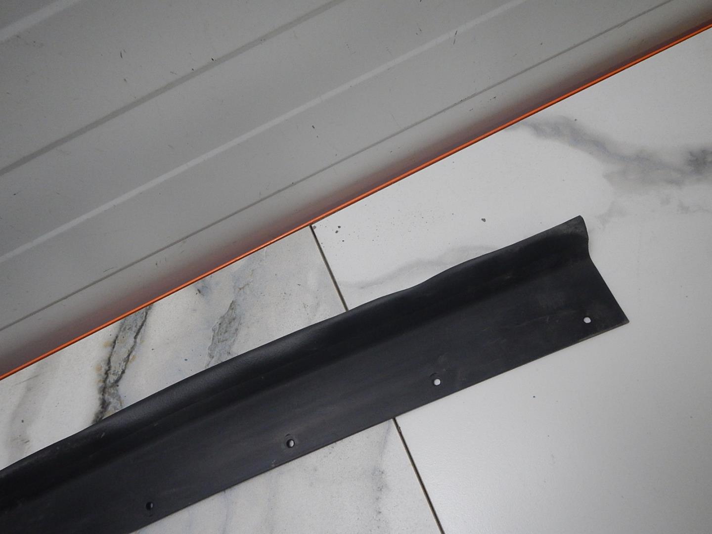 Уплотнитель задней правой двери