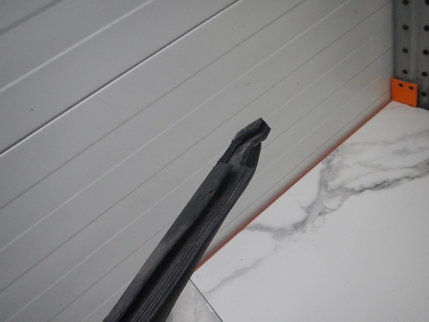 Уплотнитель задней правой двери