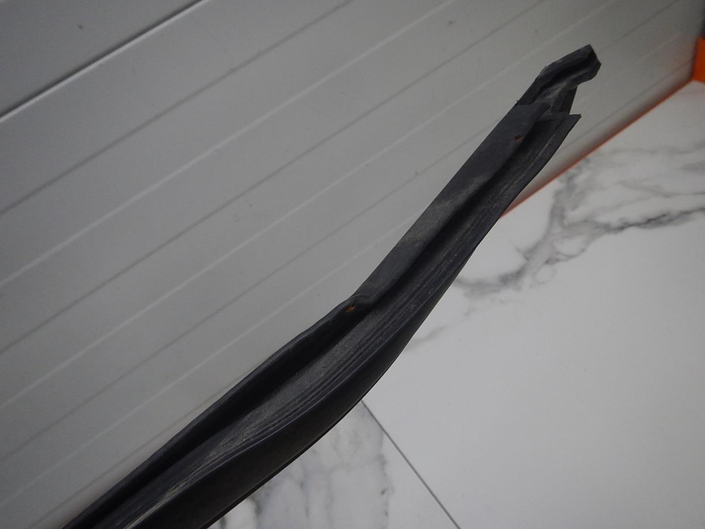 Уплотнитель задней правой двери