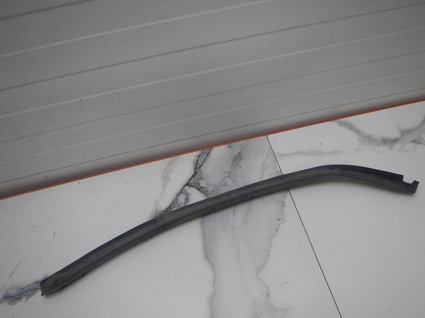 Уплотнитель задней правой двери