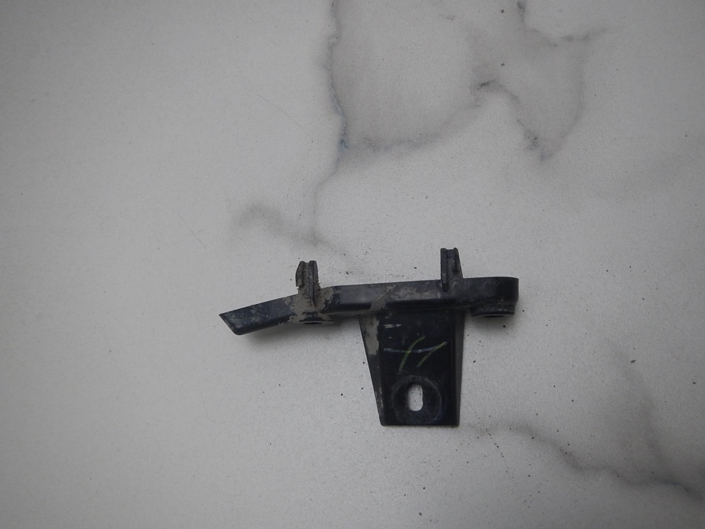 Кронштейн переднего бампера левый