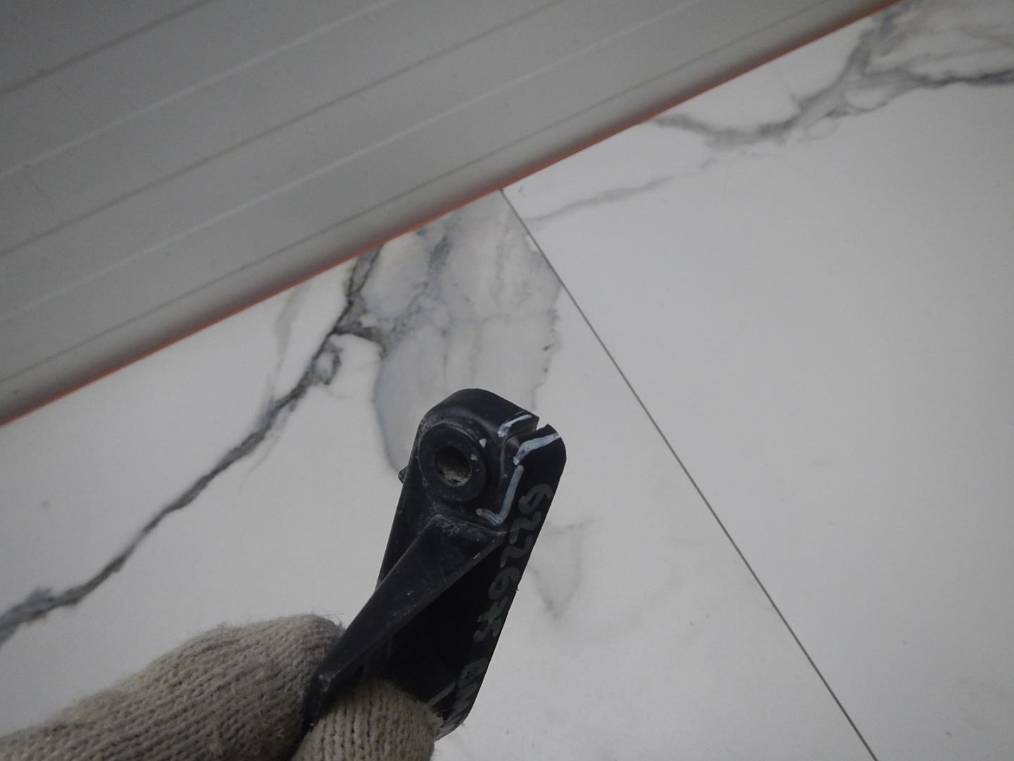 Кронштейн переднего бампера левый