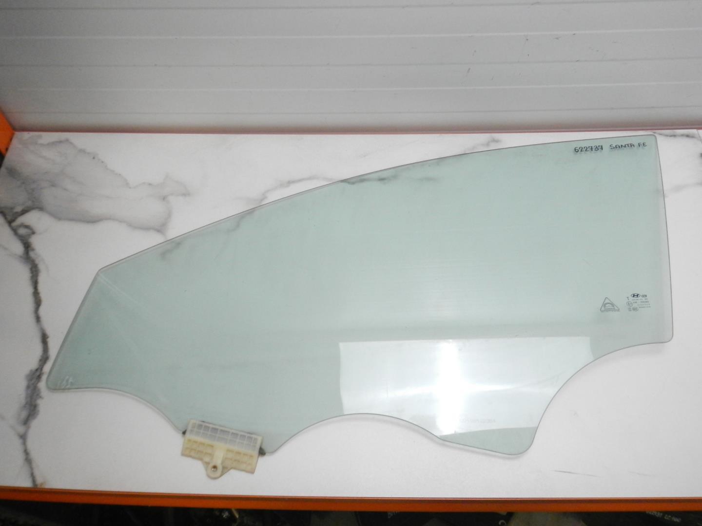 Стекло двери передней левой