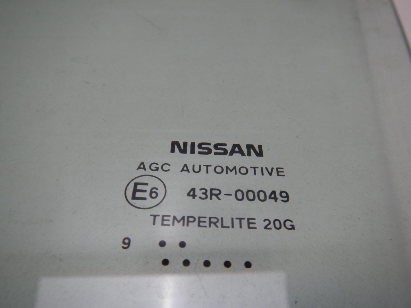 Стекло двери передней левой