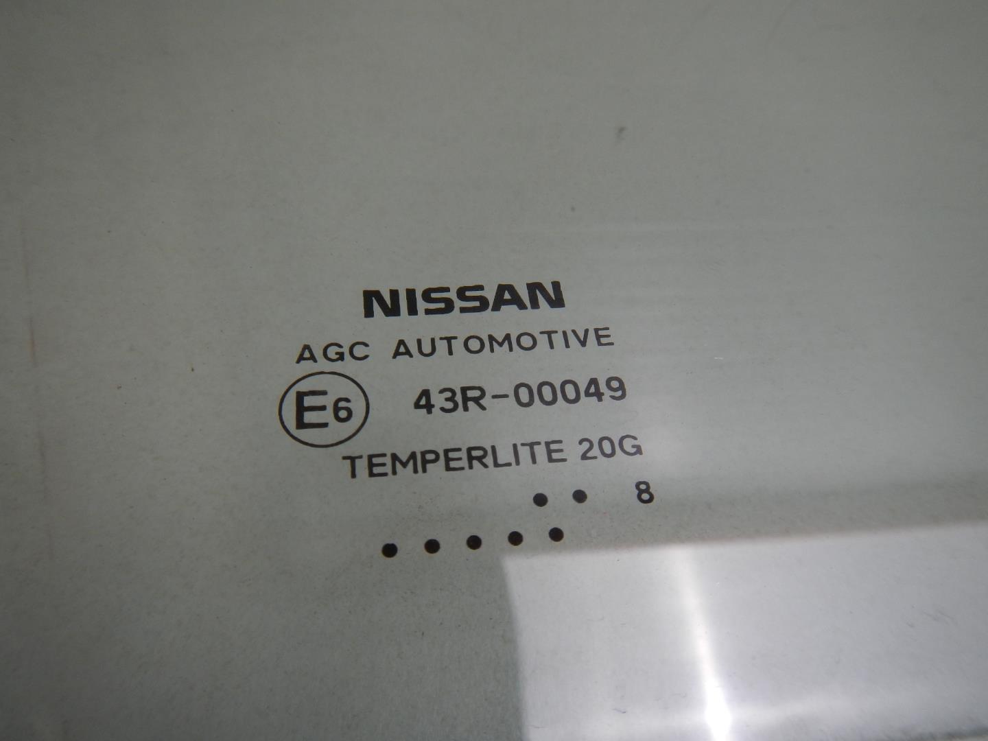 Стекло двери передней правой