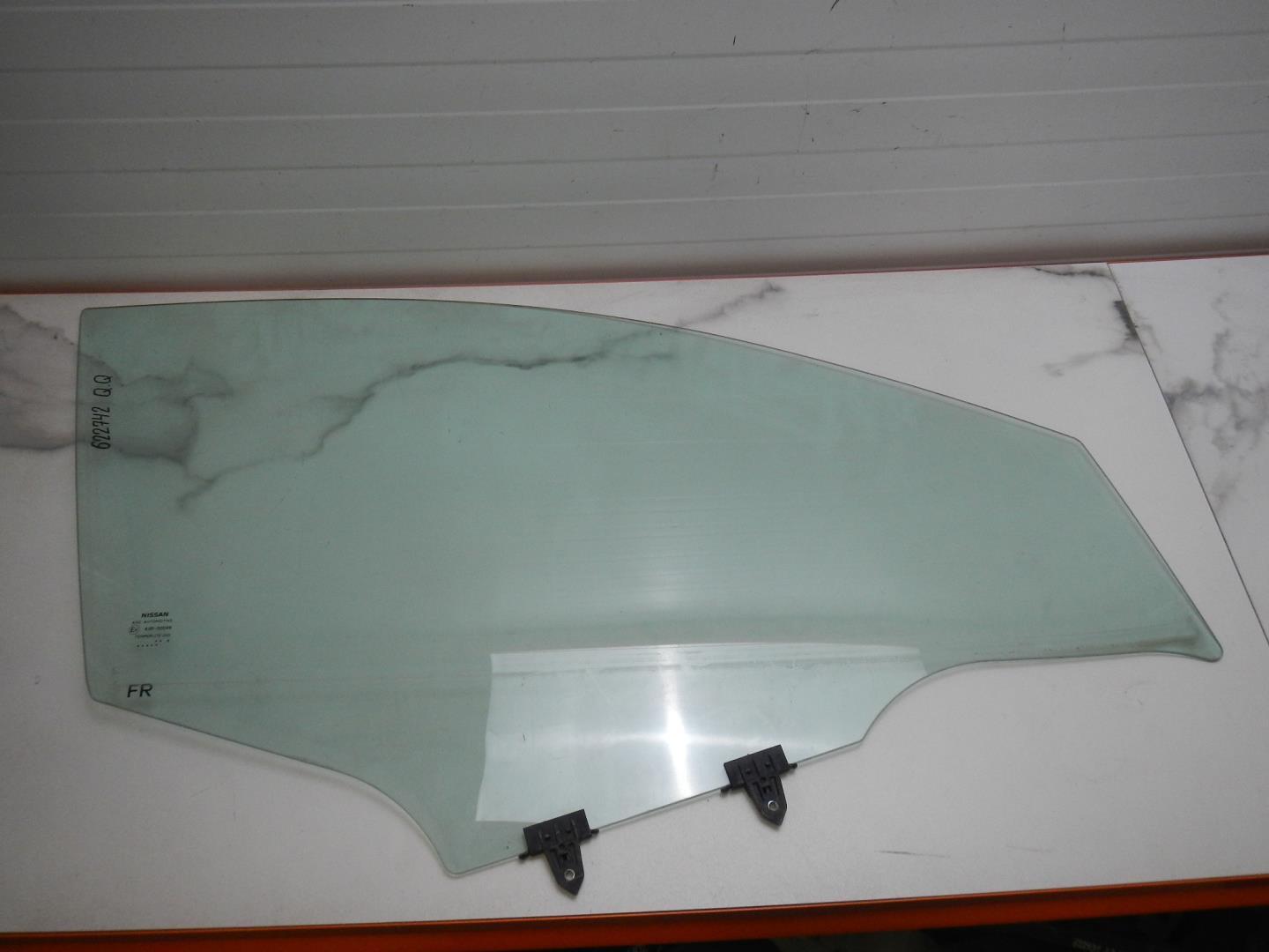 Стекло двери передней правой