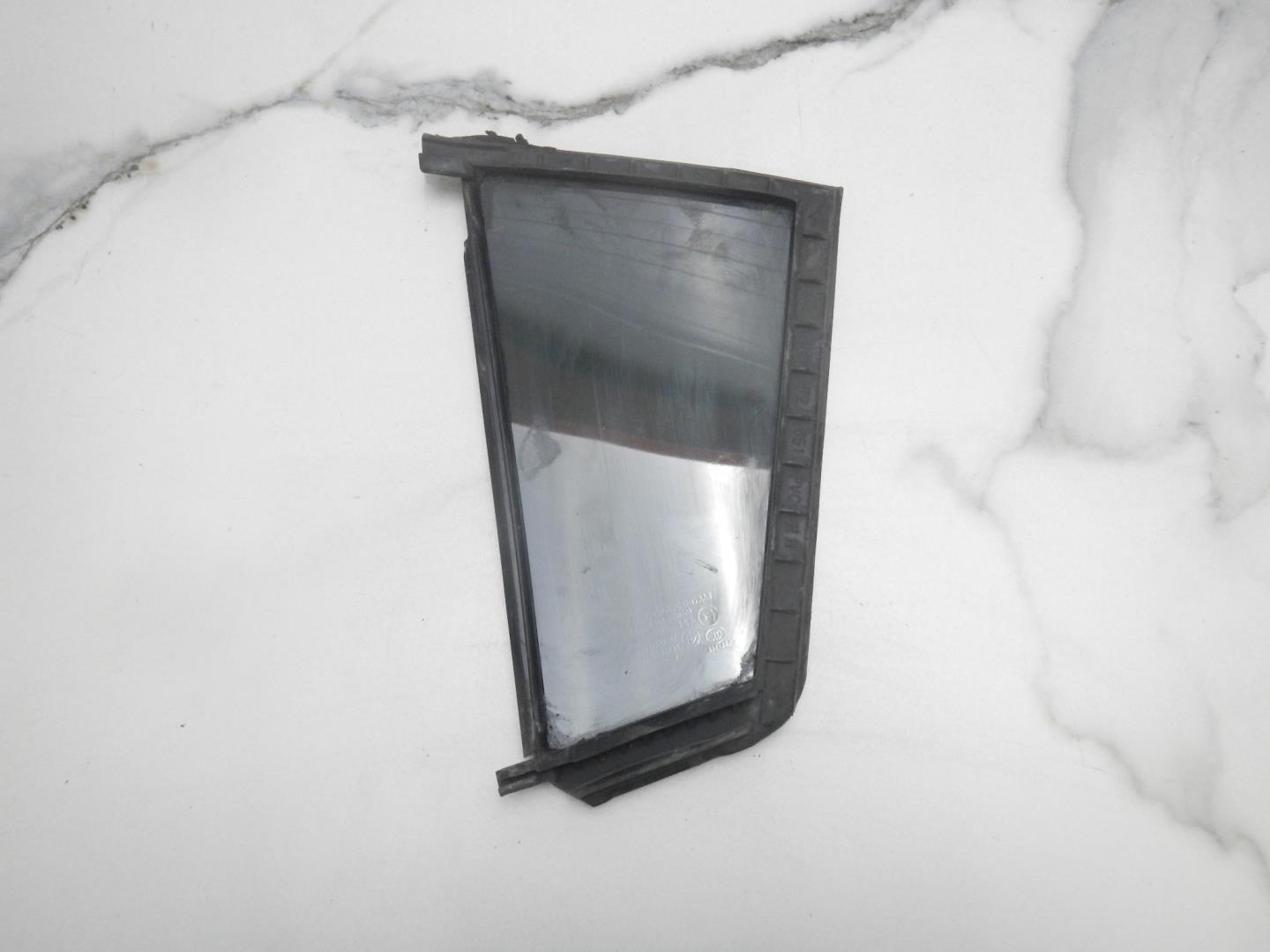 Стекло двери задней правой (форточка)