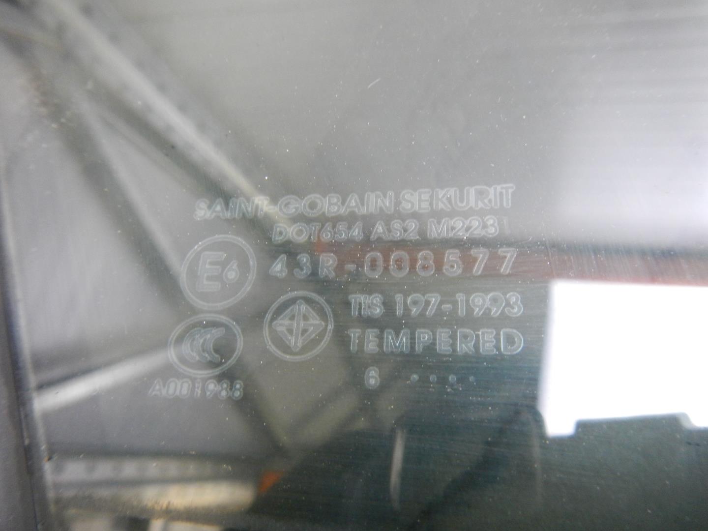 Стекло двери задней правой (форточка)