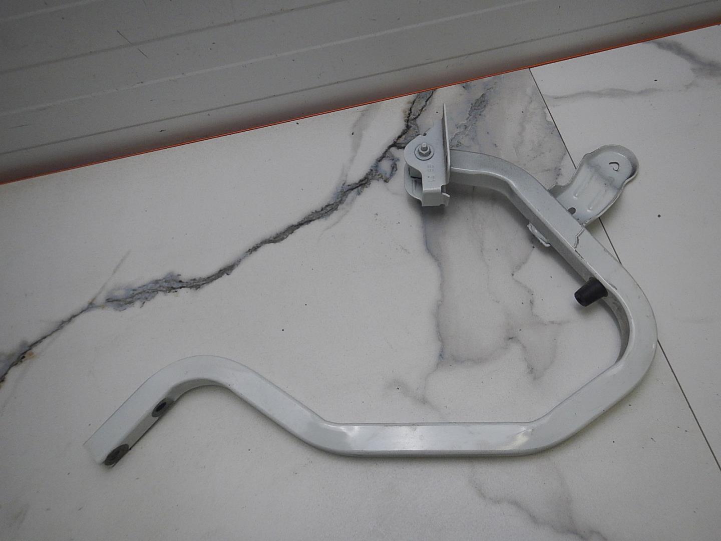 Петля крышки багажника