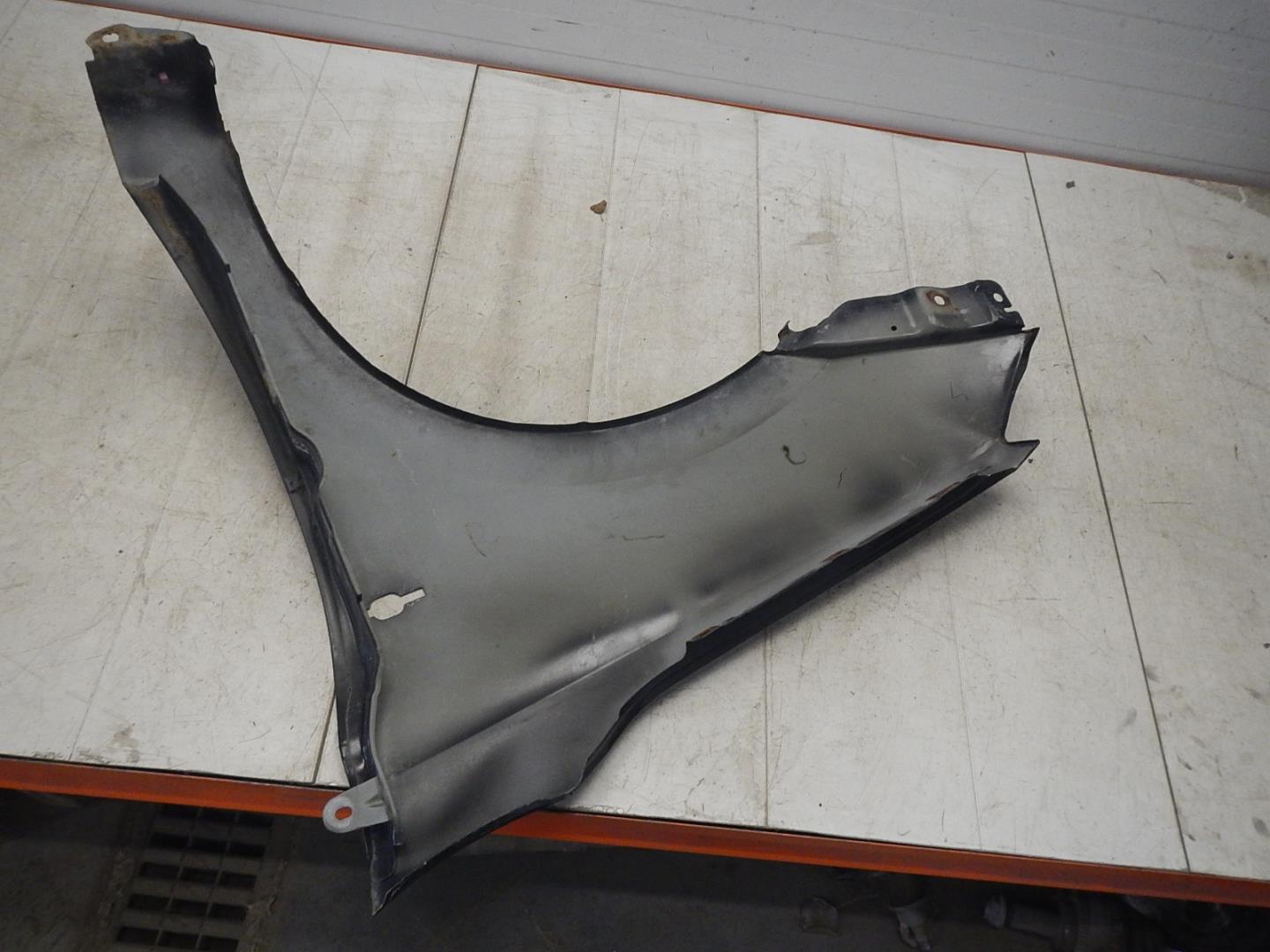 Крыло переднее правое