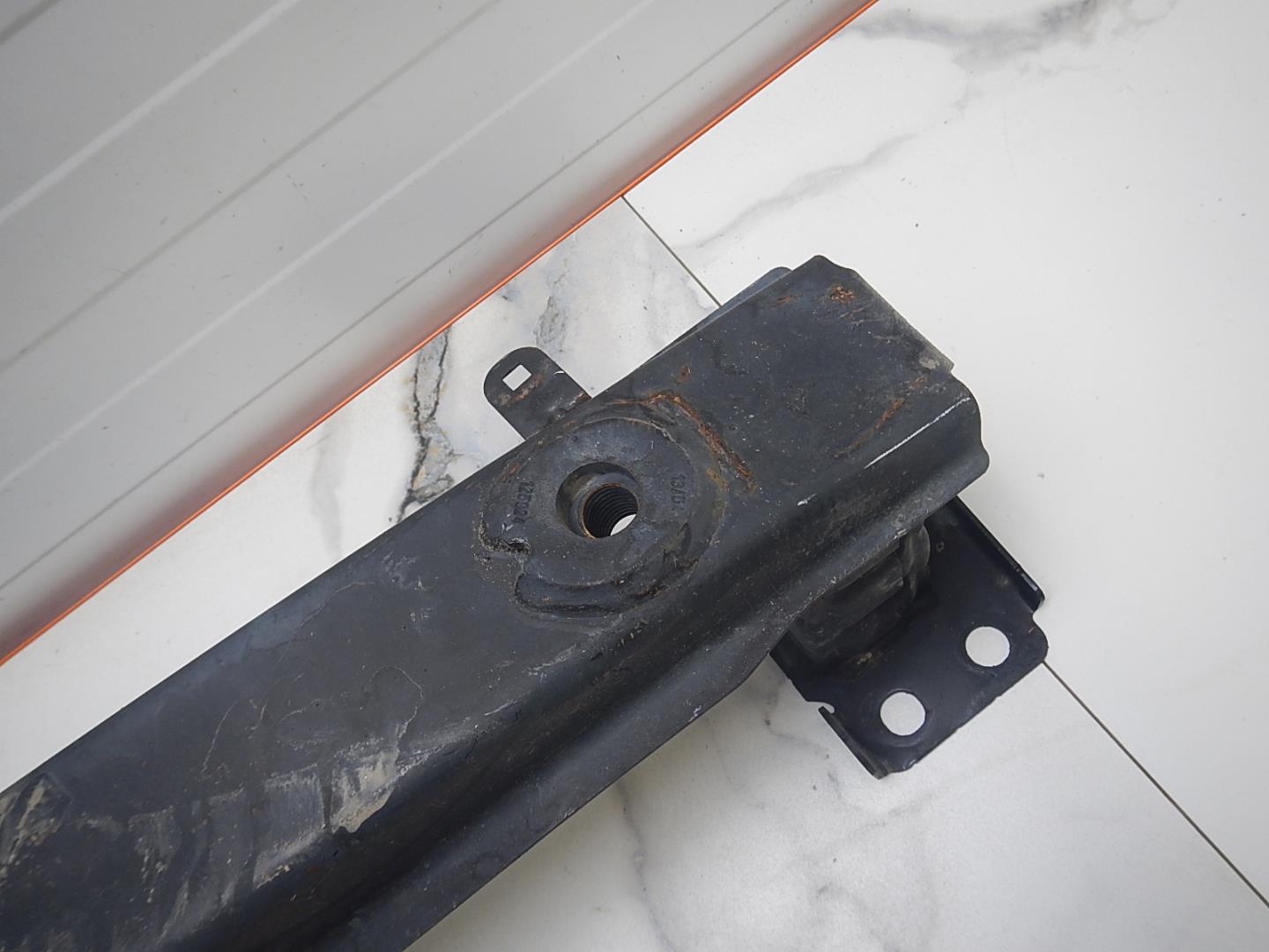 Усилитель переднего бампера