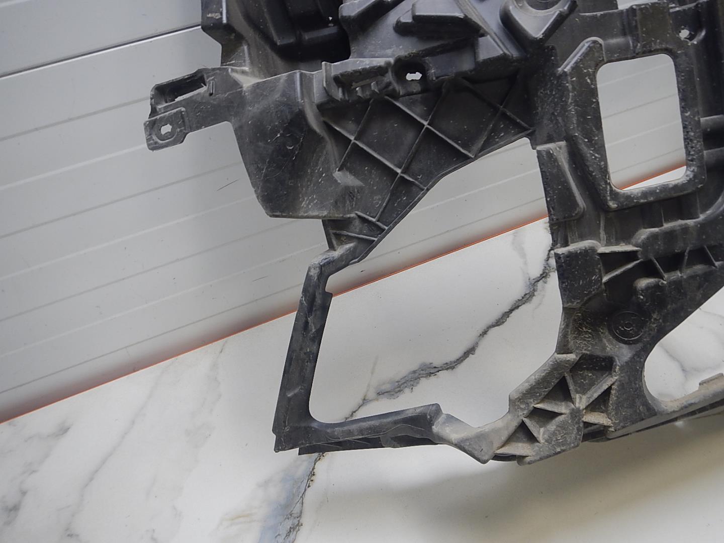 Кронштейн переднего бампера левый