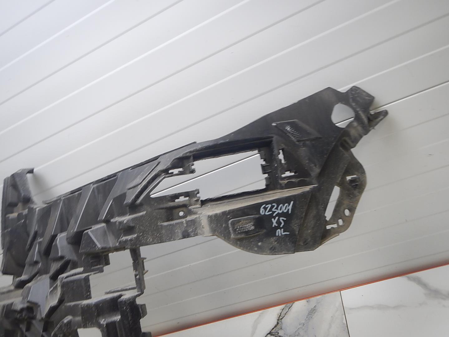 Кронштейн переднего бампера левый