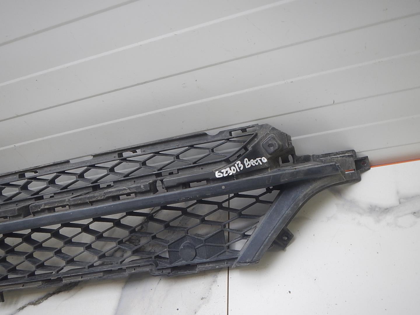 Решетка в бампер центральная