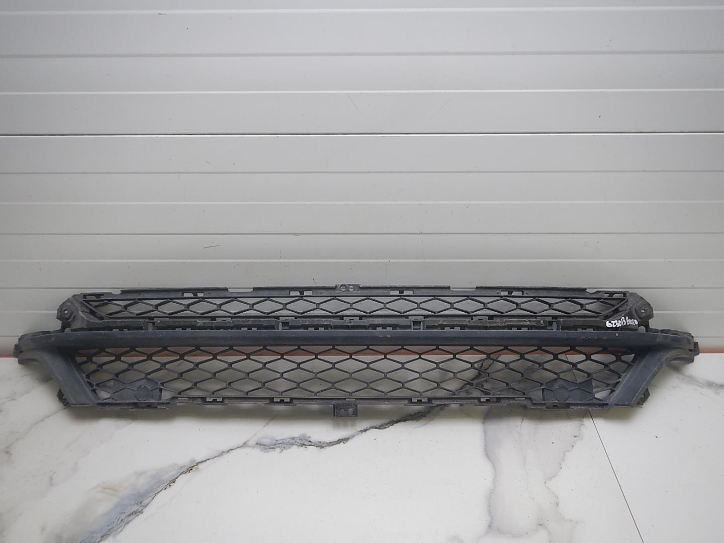 Решетка в бампер центральная