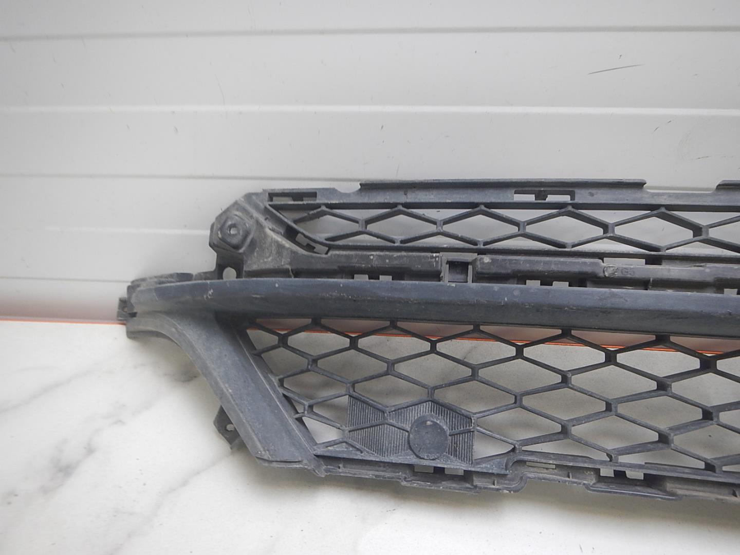 Решетка в бампер центральная