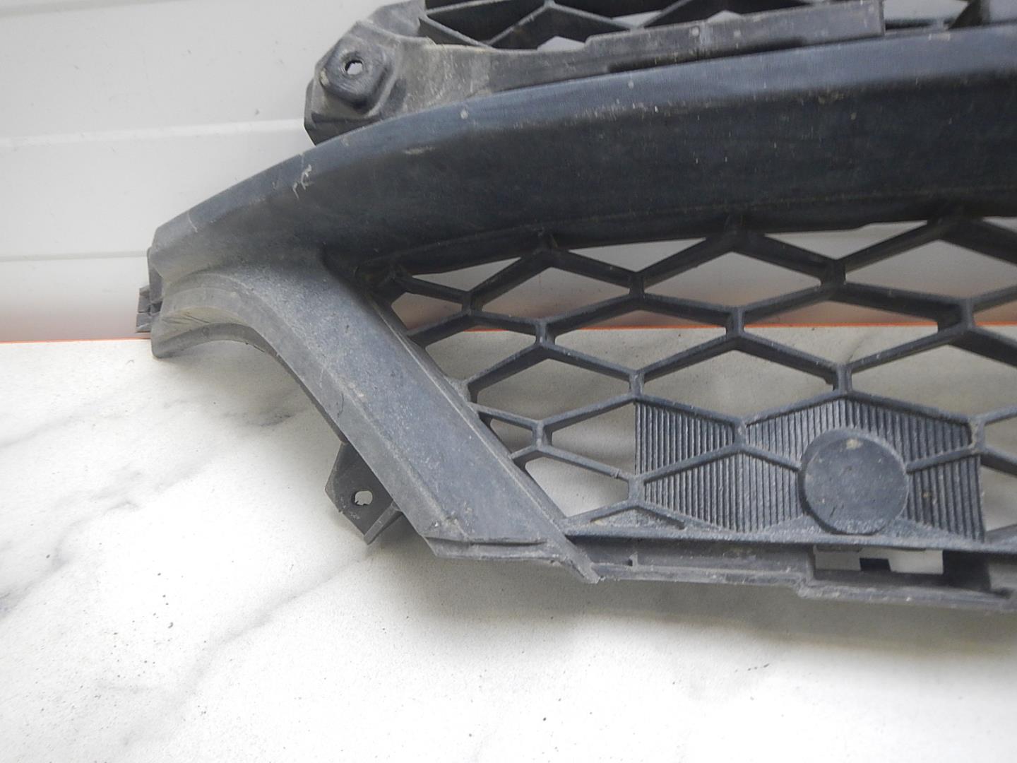 Решетка в бампер центральная