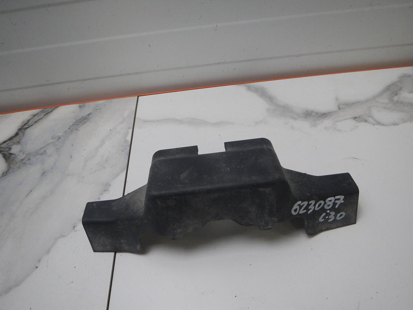 Кожух замка капота