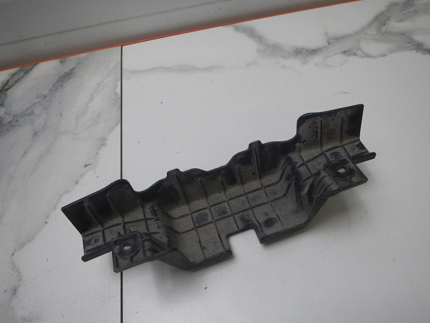 Кожух замка капота