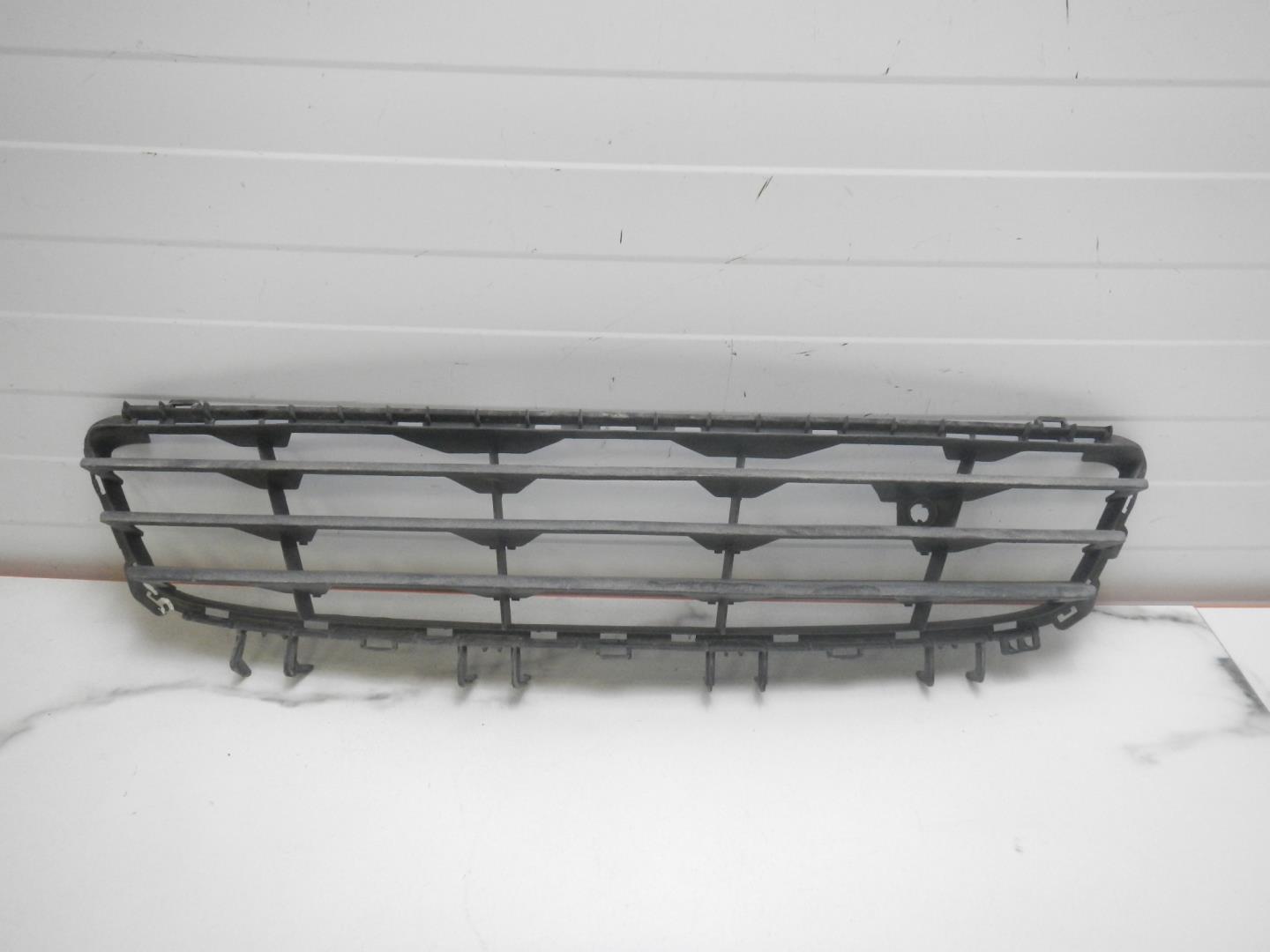 Решетка в бампер центральная