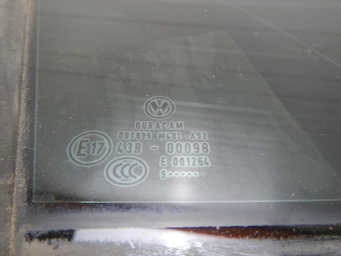 Стекло двери передней правой (форточка)