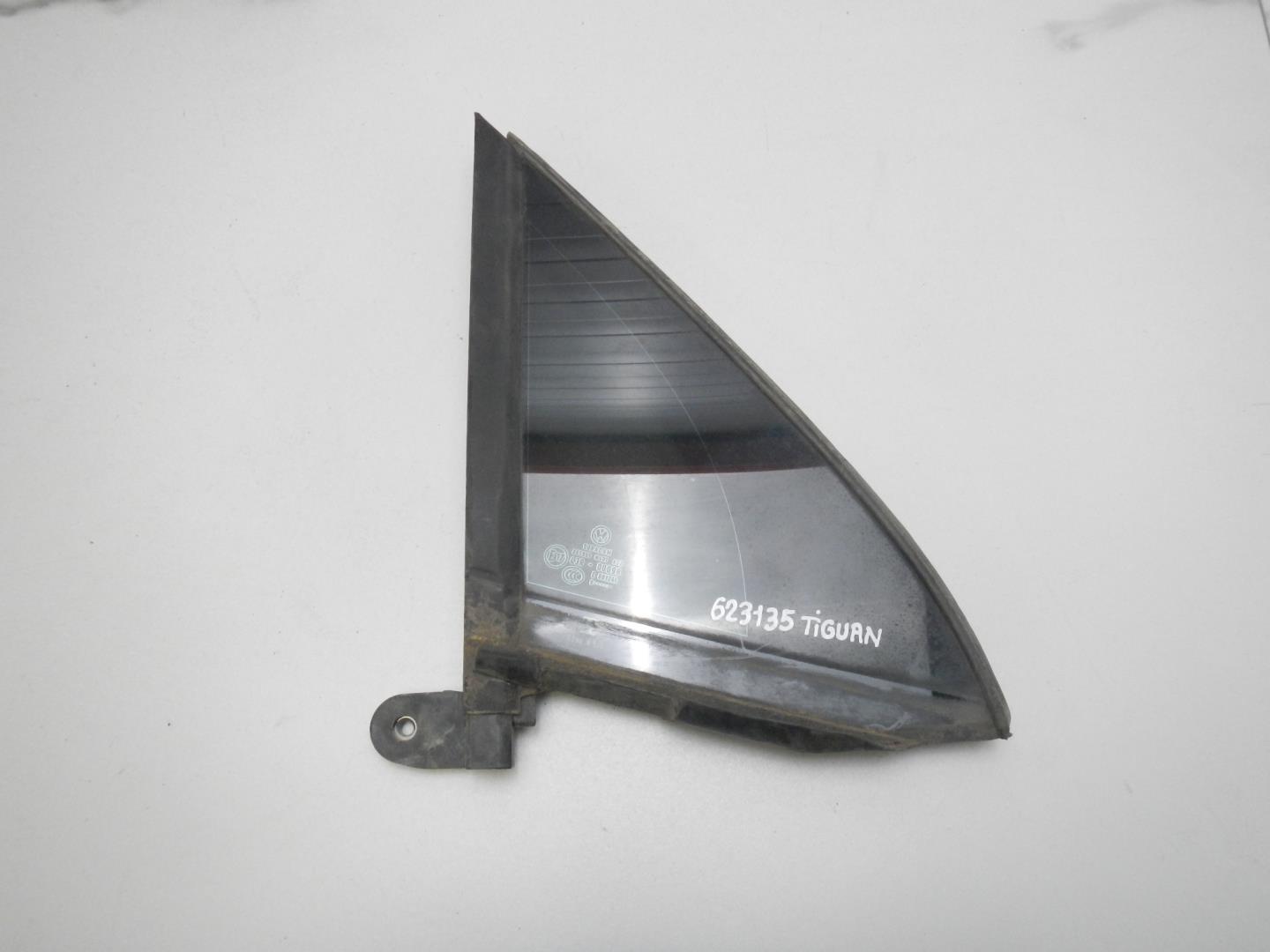 Стекло двери передней правой (форточка)