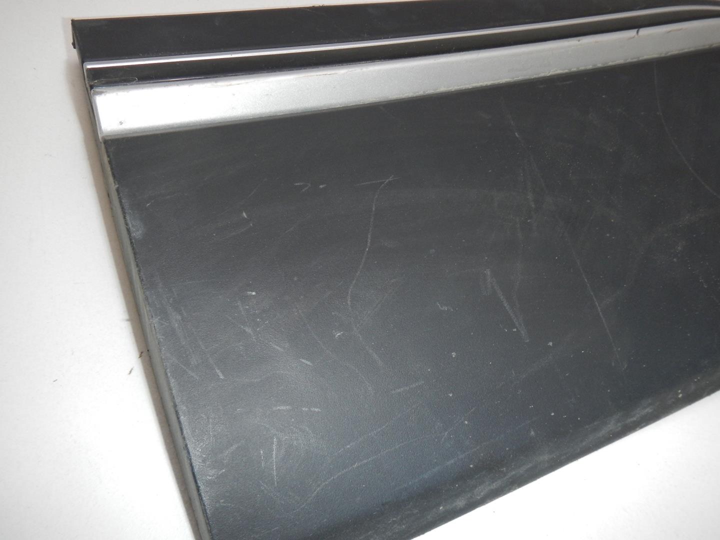 Молдинг задней левой двери