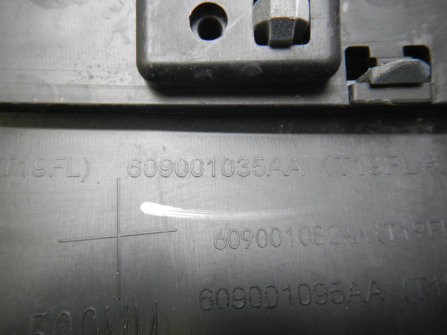 Молдинг задней левой двери