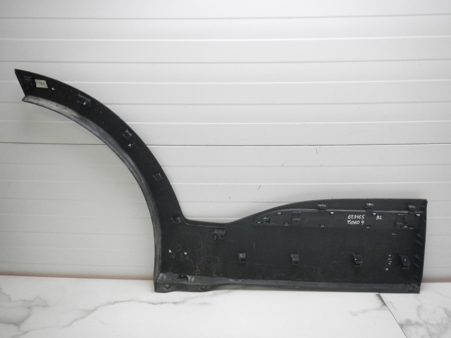 Молдинг задней левой двери