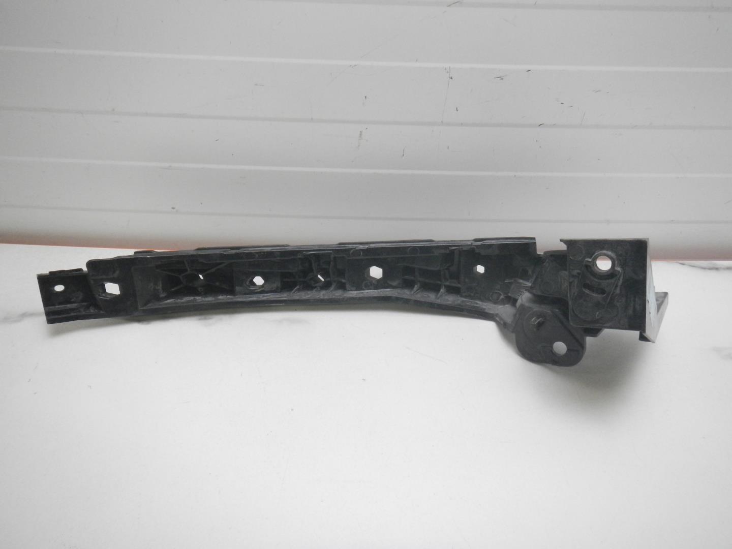 Кронштейн переднего бампера левый