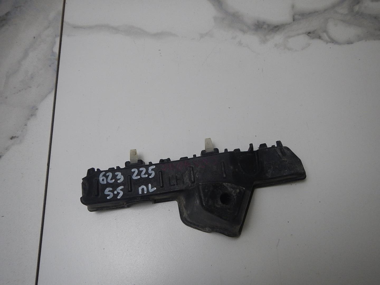 Кронштейн переднего бампера левый