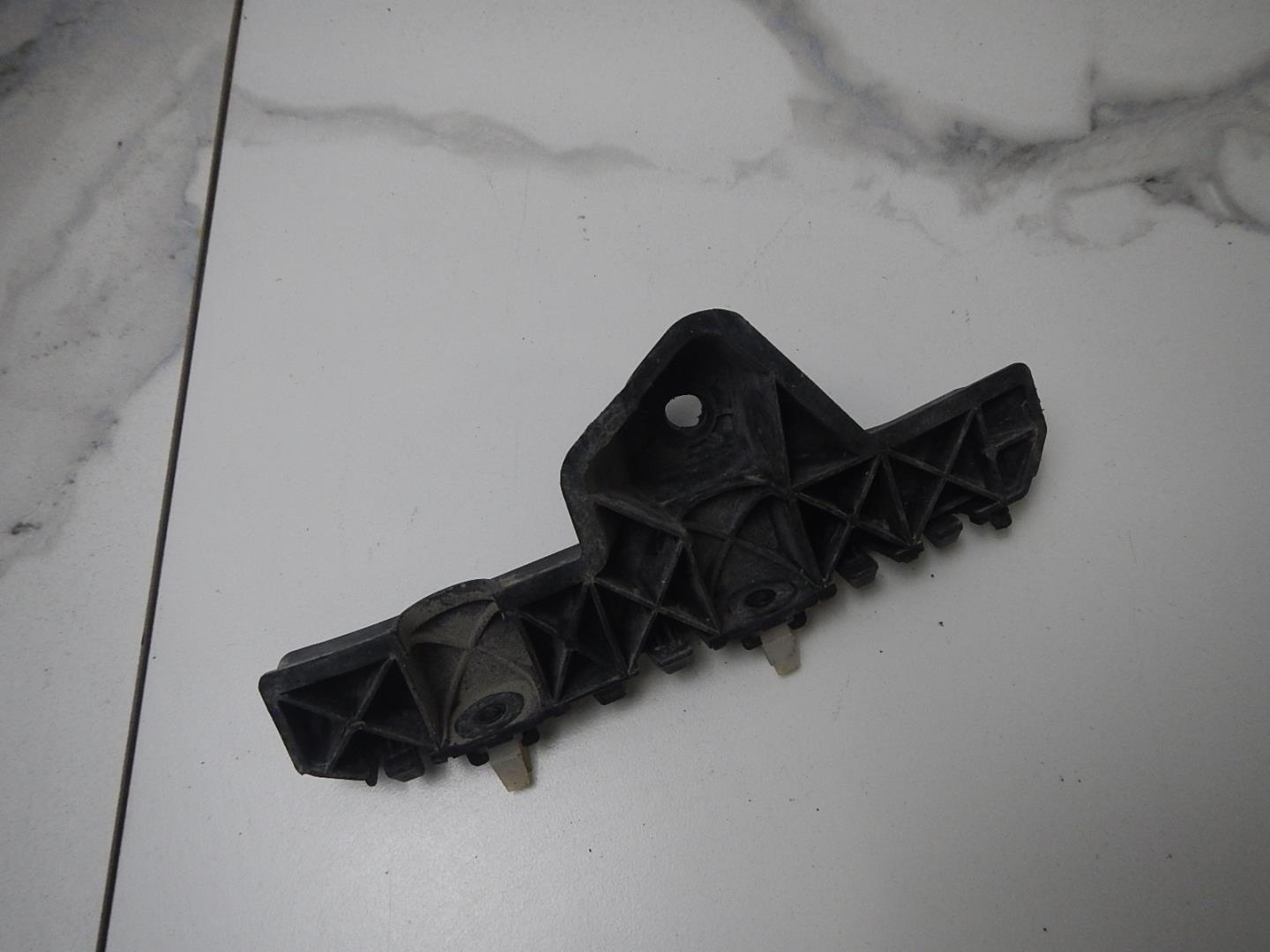 Кронштейн переднего бампера левый